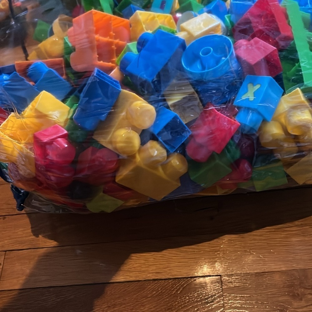 Huge MEGA BLOKS blocks bundle 250+ pieces different colors shapes and sizes. - Picture 4 of 6